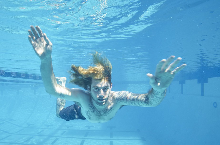 Le Bebe De L Album Nevermind Recree La Pochette 25 Ans Plus Tard