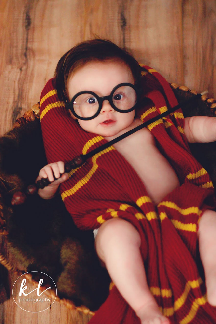 Ce Bebe De 3 Mois En Seance Photo Sur Le Theme Harry Potter Est Super Mignon