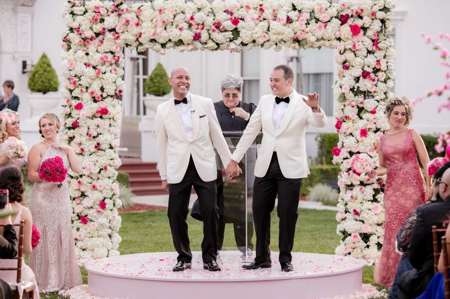 lgbt-wedding-pictures-29-593568b3b2aec__880