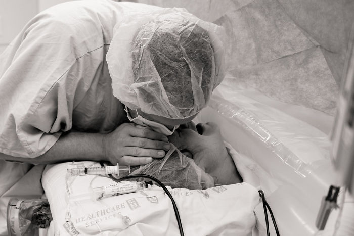 Plus de 30 puissantes photos de papas en salle d'accouchement
