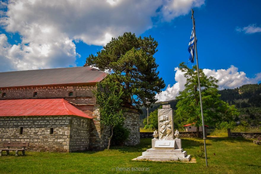 Il trouve un arbre  de  plus de  100  ans dans une glise en Gr ce