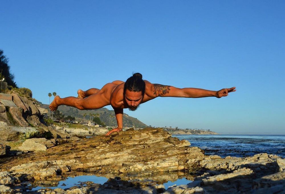 Des photos d'hommes nu faisant du yoga