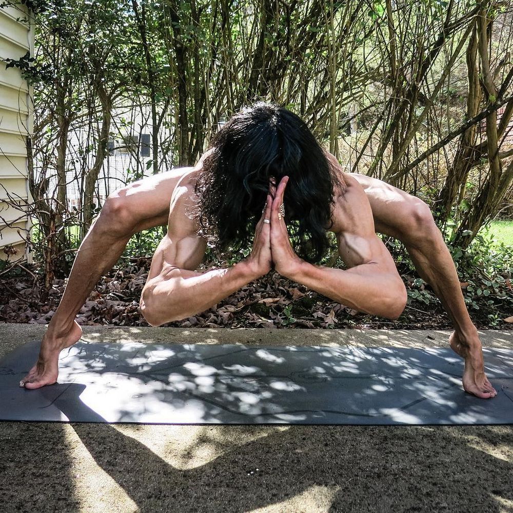 Des photos d'hommes nu faisant du yoga