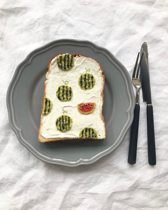 Cette artiste japonaise transforme le pain grillé en chefs-d'œuvre artistiques Cette artiste japonaise transforme le pain grillé en chefs-d'œuvre artistiques