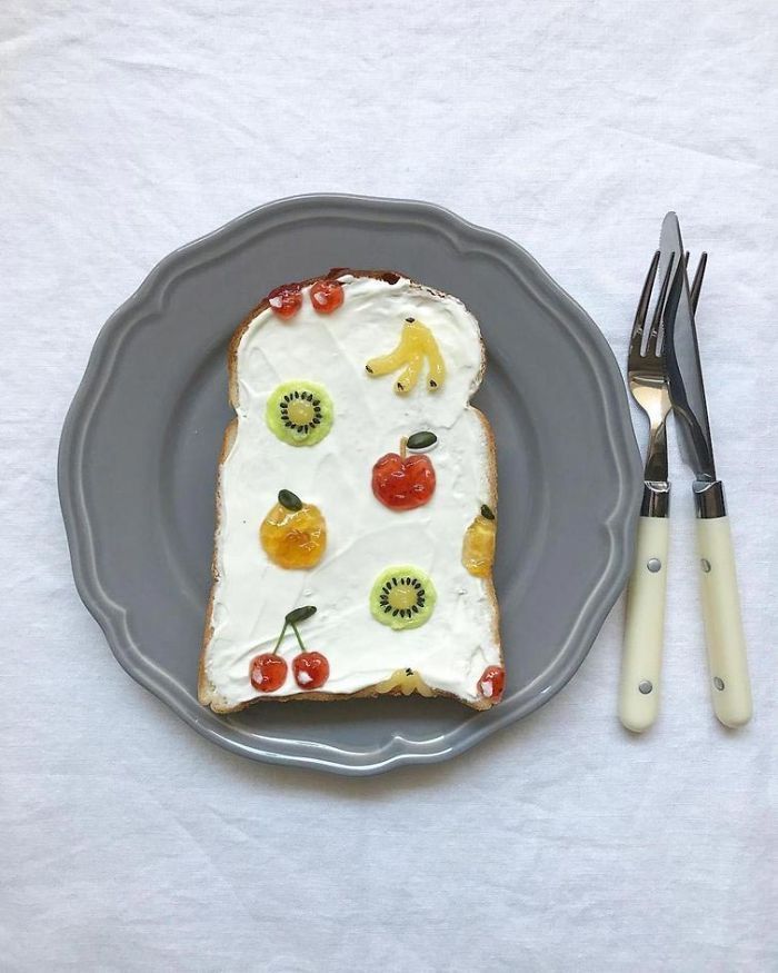 Cette artiste japonaise transforme le pain grillé en chefs-d'œuvre artistiques Cette artiste japonaise transforme le pain grillé en chefs-d'œuvre artistiques