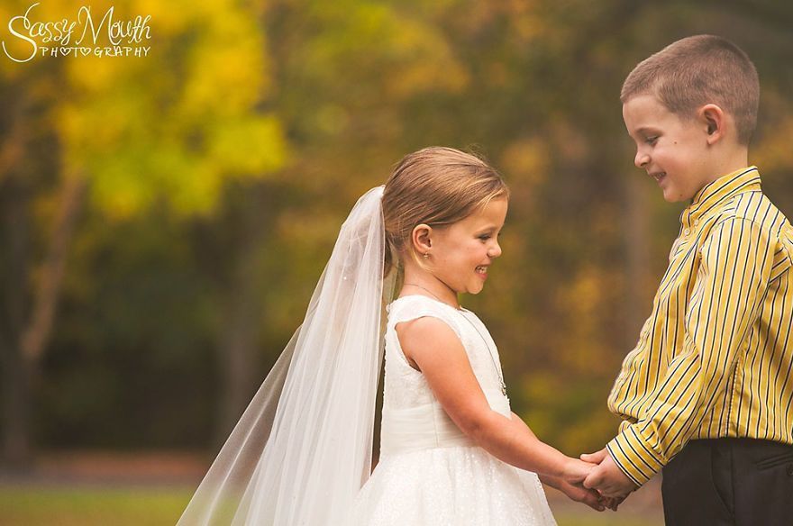 Une fillette de 5 ans veut épouser son meilleure ami avant sa 4e chirurgie à cœur ouvert, les parents organisent la plus douce séance photo Une fillette de 5 ans veut épouser son meilleure ami avant sa 4e chirurgie à cœur ouvert, les parents organisent la plus douce séance photo