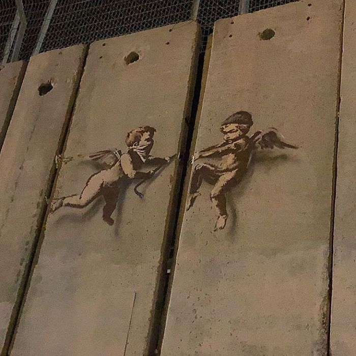 Banksy frappe encore avec de nouvelles œuvres d'art en Palestine Banksy frappe encore avec de nouvelles œuvres d'art en Palestine