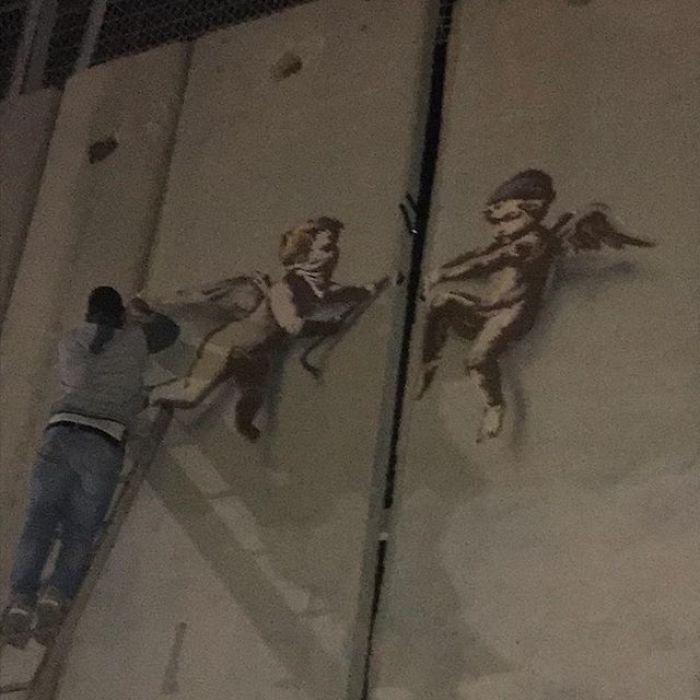 Banksy frappe encore avec de nouvelles œuvres d'art en Palestine Banksy frappe encore avec de nouvelles œuvres d'art en Palestine