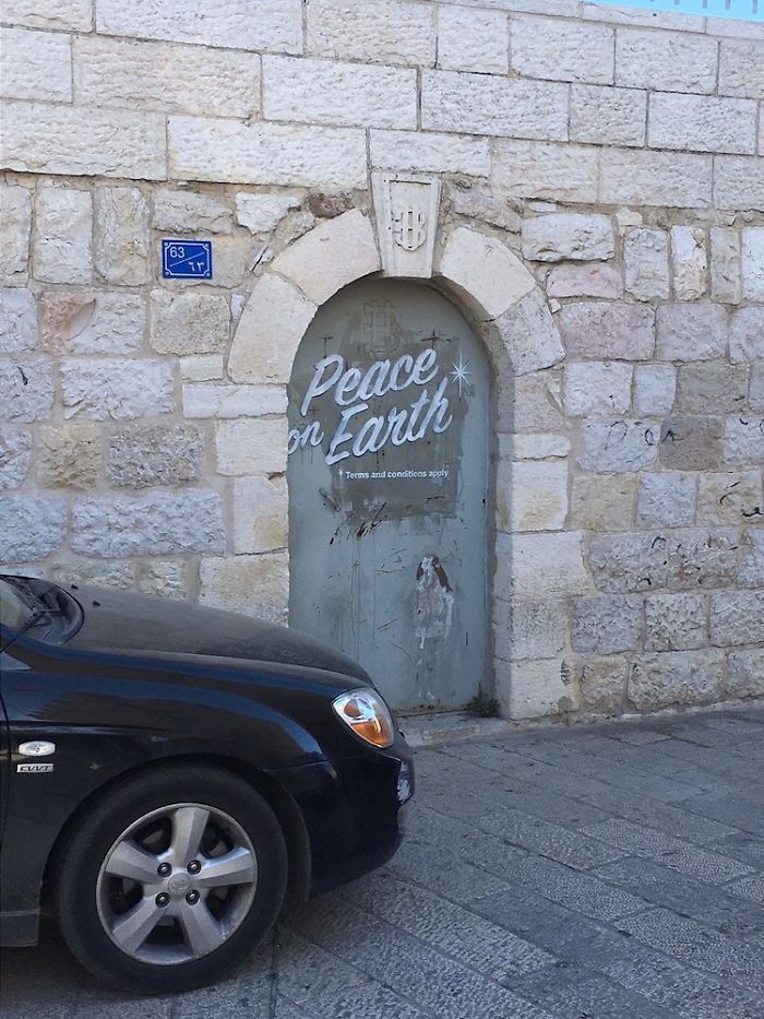 Banksy frappe encore avec de nouvelles œuvres d'art en Palestine Banksy frappe encore avec de nouvelles œuvres d'art en Palestine