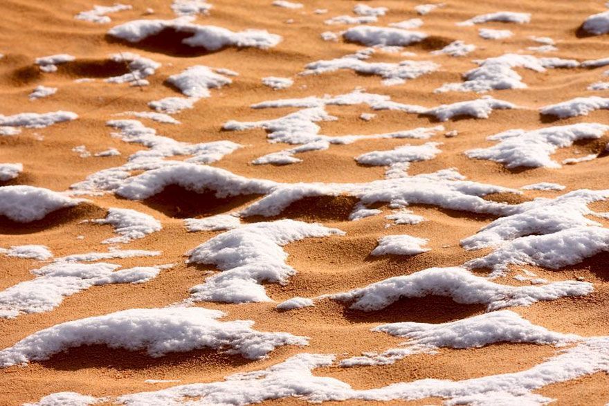 Il a neigé dans le désert du Sahara pour la troisième fois en 40 ans, voici à quoi il ressemble maintenant Il a neigé dans le désert du Sahara pour la troisième fois en 40 ans, voici à quoi il ressemble maintenant