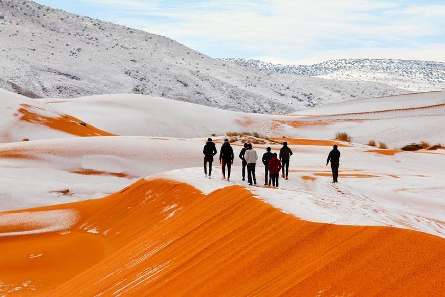 Il a neigé dans le désert du Sahara pour la troisième fois en 40 ans, voici à quoi il ressemble maintenant Il a neigé dans le désert du Sahara pour la troisième fois en 40 ans, voici à quoi il ressemble maintenant