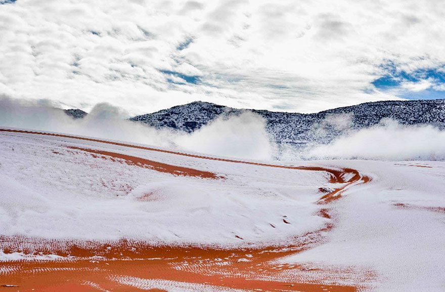 Il a neigé dans le désert du Sahara pour la troisième fois en 40 ans, voici à quoi il ressemble maintenant Il a neigé dans le désert du Sahara pour la troisième fois en 40 ans, voici à quoi il ressemble maintenant