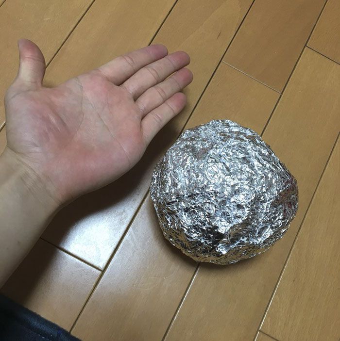 Les Japonais polissent des boules de papier d'aluminium à la perfection, le résultat est trop satisfaisant. Les Japonais polissent des boules de papier d'aluminium à la perfection, le résultat est trop satisfaisant.