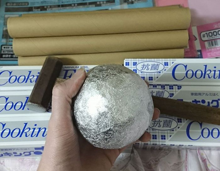 Les Japonais polissent des boules de papier d'aluminium à la perfection, le résultat est trop satisfaisant. Les Japonais polissent des boules de papier d'aluminium à la perfection, le résultat est trop satisfaisant.