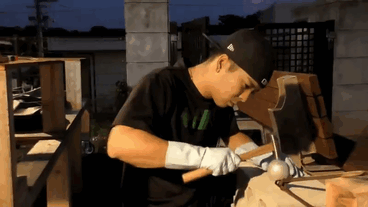 Les Japonais polissent des boules de papier d'aluminium à la perfection, le résultat est trop satisfaisant. Les Japonais polissent des boules de papier d'aluminium à la perfection, le résultat est trop satisfaisant.