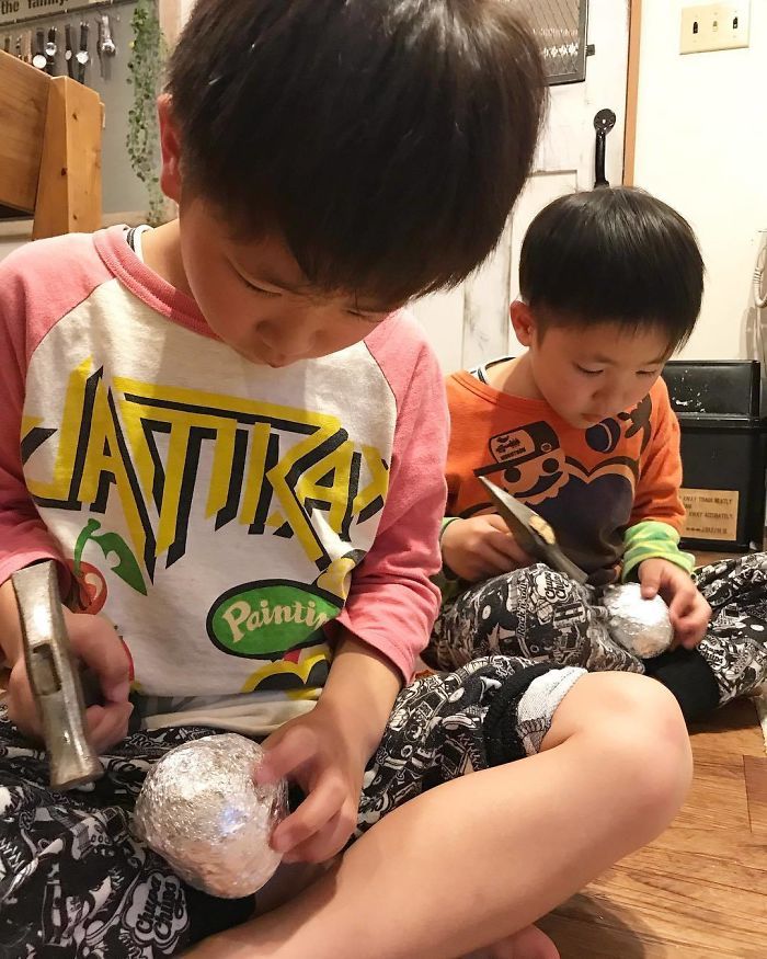 Les Japonais polissent des boules de papier d'aluminium à la perfection, le résultat est trop satisfaisant. Les Japonais polissent des boules de papier d'aluminium à la perfection, le résultat est trop satisfaisant.