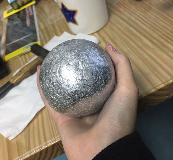 Les Japonais polissent des boules de papier d'aluminium à la perfection, le résultat est trop satisfaisant. Les Japonais polissent des boules de papier d'aluminium à la perfection, le résultat est trop satisfaisant.