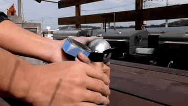 Les Japonais polissent des boules de papier d'aluminium à la perfection, le résultat est trop satisfaisant. Les Japonais polissent des boules de papier d'aluminium à la perfection, le résultat est trop satisfaisant.
