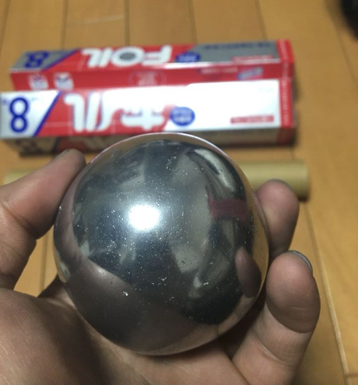 Les Japonais polissent des boules de papier d'aluminium à la perfection, le résultat est trop satisfaisant. Les Japonais polissent des boules de papier d'aluminium à la perfection, le résultat est trop satisfaisant.