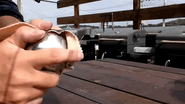 Les Japonais polissent des boules de papier d'aluminium à la perfection, le résultat est trop satisfaisant. Les Japonais polissent des boules de papier d'aluminium à la perfection, le résultat est trop satisfaisant.