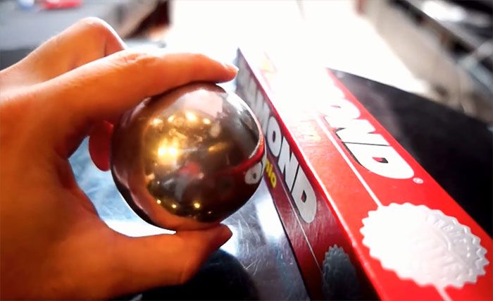 Les Japonais polissent des boules de papier d'aluminium à la perfection, le résultat est trop satisfaisant. Les Japonais polissent des boules de papier d'aluminium à la perfection, le résultat est trop satisfaisant.