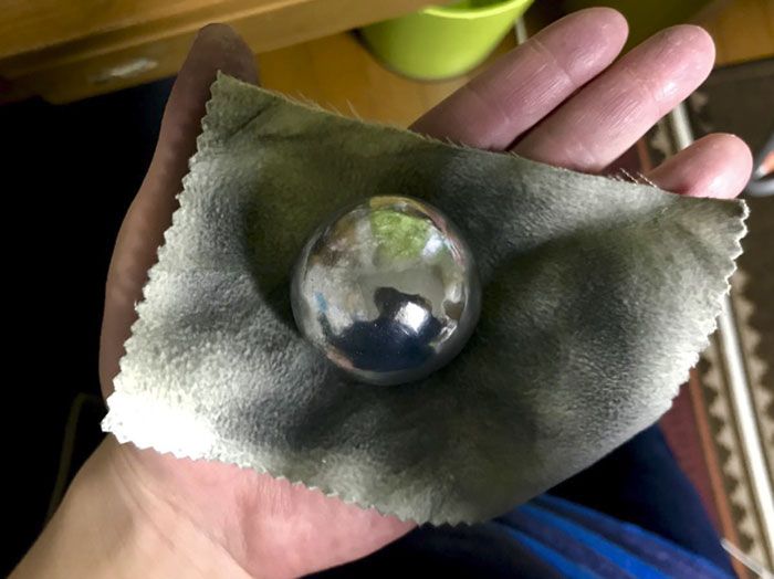 Les Japonais polissent des boules de papier d'aluminium à la perfection, le résultat est trop satisfaisant. Les Japonais polissent des boules de papier d'aluminium à la perfection, le résultat est trop satisfaisant.