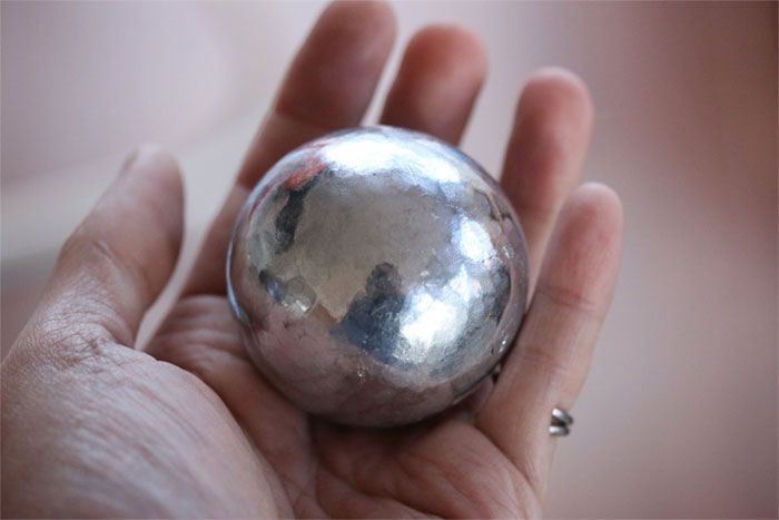 Les Japonais polissent des boules de papier d'aluminium à la perfection, le résultat est trop satisfaisant. Les Japonais polissent des boules de papier d'aluminium à la perfection, le résultat est trop satisfaisant.