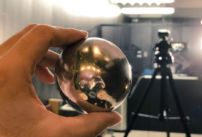 Les Japonais polissent des boules de papier d'aluminium à la perfection, le résultat est trop satisfaisant. Les Japonais polissent des boules de papier d'aluminium à la perfection, le résultat est trop satisfaisant.