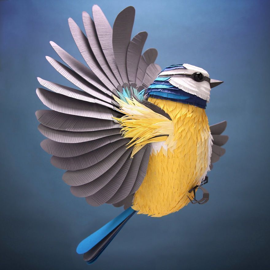 Des sculptures en papier de la faune et de la flore en découpant à la main du papier en minuscules morceaux. Des sculptures en papier de la faune et de la flore en découpant à la main du papier en minuscules morceaux.