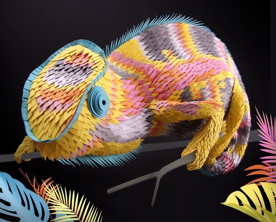 Des sculptures en papier de la faune et de la flore en découpant à la main du papier en minuscules morceaux. Des sculptures en papier de la faune et de la flore en découpant à la main du papier en minuscules morceaux.