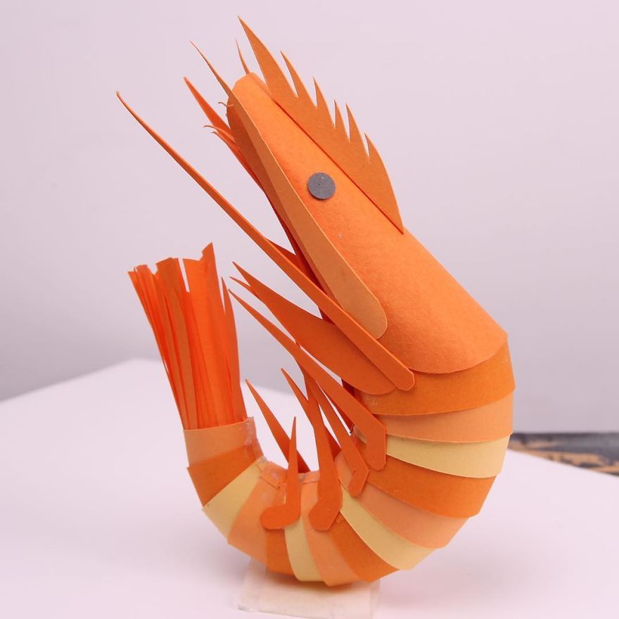 Des sculptures en papier de la faune et de la flore en découpant à la main du papier en minuscules morceaux. Des sculptures en papier de la faune et de la flore en découpant à la main du papier en minuscules morceaux.