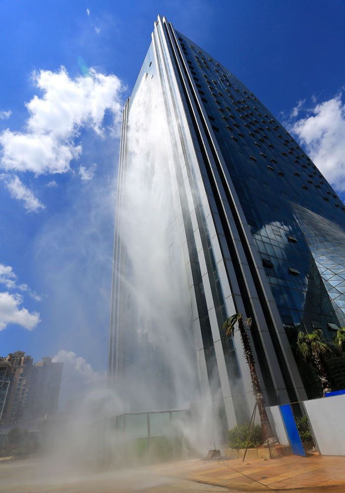 En chine une incroyable cascade de plus de 100m sur un gratte-ciel. En chine une incroyable cascade de plus de 100m sur un gratte-ciel.