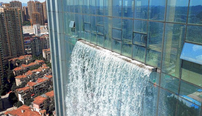 En chine une incroyable cascade de plus de 100m sur un gratte-ciel. En chine une incroyable cascade de plus de 100m sur un gratte-ciel.