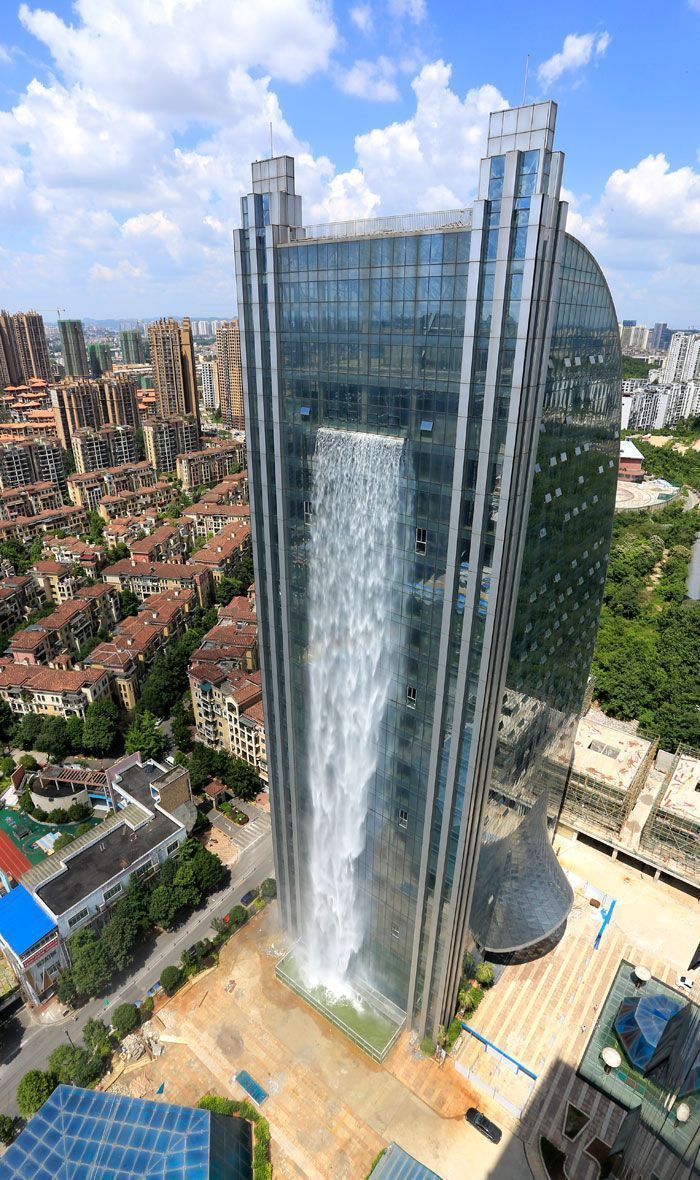 En chine une incroyable cascade de plus de 100m sur un gratte-ciel. En chine une incroyable cascade de plus de 100m sur un gratte-ciel.