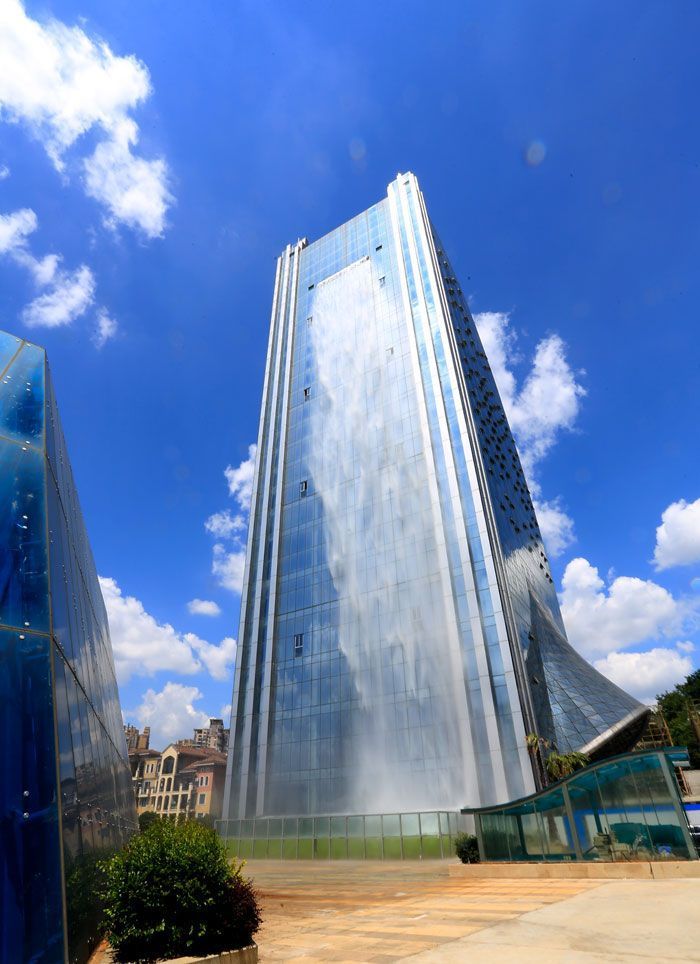 En chine une incroyable cascade de plus de 100m sur un gratte-ciel. En chine une incroyable cascade de plus de 100m sur un gratte-ciel.