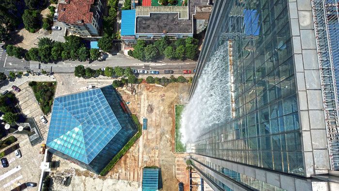 En chine une incroyable cascade de plus de 100m sur un gratte-ciel. En chine une incroyable cascade de plus de 100m sur un gratte-ciel.