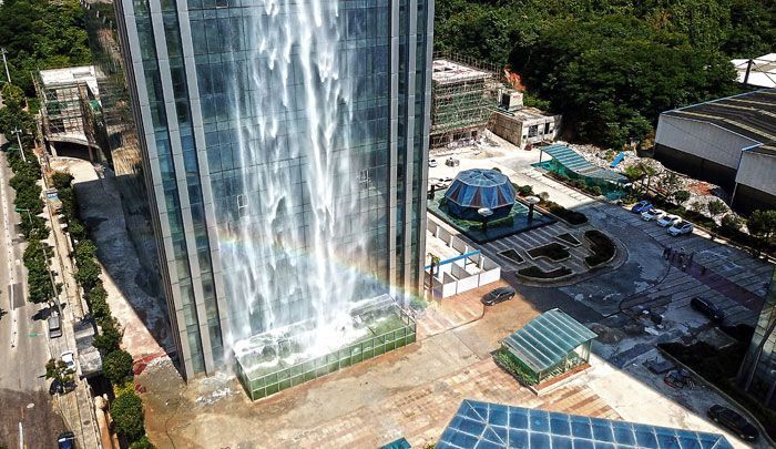 En chine une incroyable cascade de plus de 100m sur un gratte-ciel. En chine une incroyable cascade de plus de 100m sur un gratte-ciel.