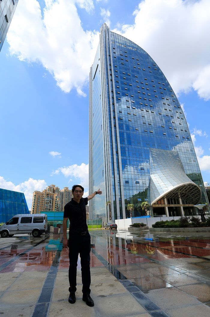 En chine une incroyable cascade de plus de 100m sur un gratte-ciel. En chine une incroyable cascade de plus de 100m sur un gratte-ciel.