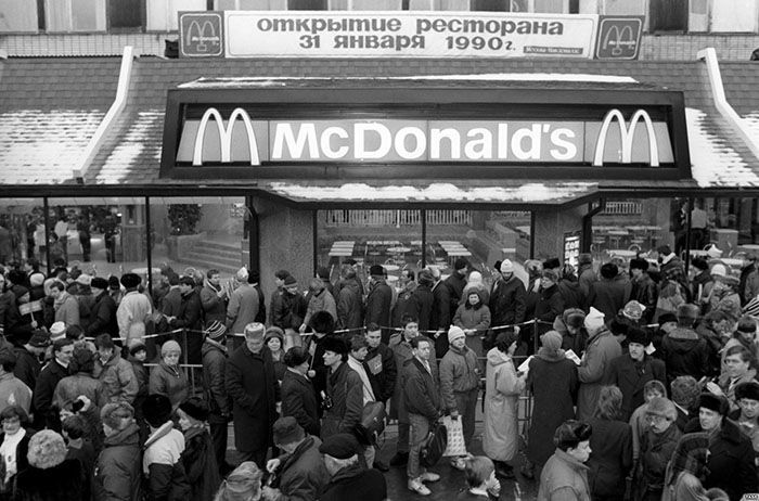Le premier McDonald's de Moscou a ouvert ses portes en 1990, et ces 27 photos montrent à quel point c'était insensé Le premier McDonald's de Moscou a ouvert ses portes en 1990, et ces 27 photos montrent à quel point c'était insensé