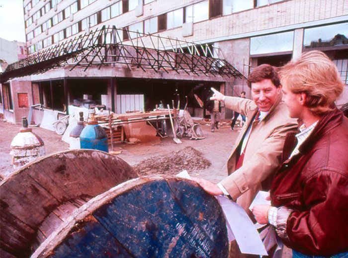Le premier McDonald's de Moscou a ouvert ses portes en 1990, et ces 27 photos montrent à quel point c'était insensé Le premier McDonald's de Moscou a ouvert ses portes en 1990, et ces 27 photos montrent à quel point c'était insensé