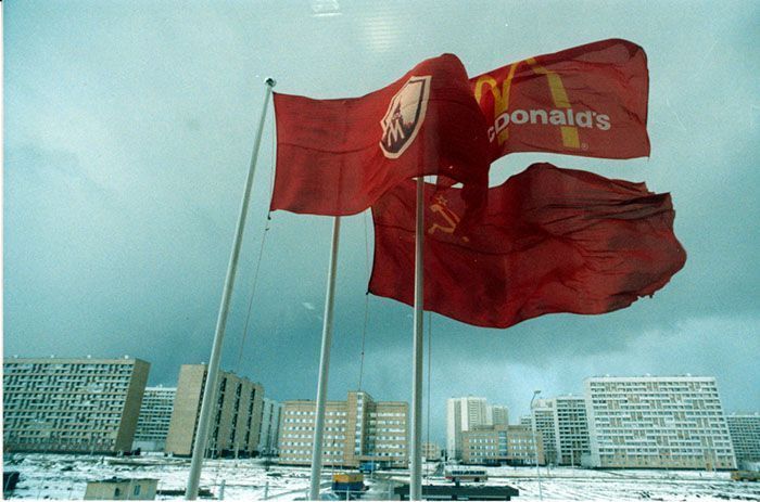 Le premier McDonald's de Moscou a ouvert ses portes en 1990, et ces 27 photos montrent à quel point c'était insensé Le premier McDonald's de Moscou a ouvert ses portes en 1990, et ces 27 photos montrent à quel point c'était insensé