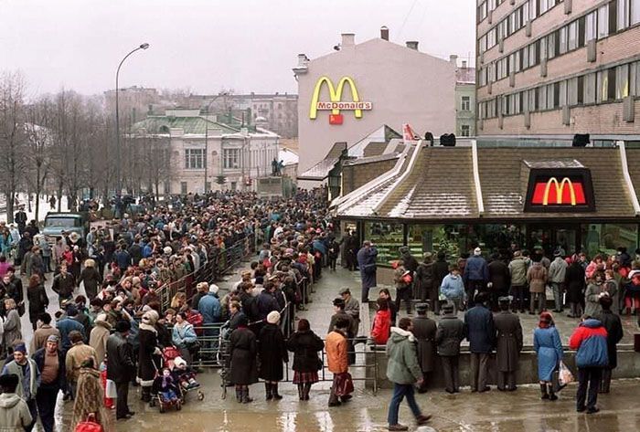 Le premier McDonald's de Moscou a ouvert ses portes en 1990, et ces 27 photos montrent à quel point c'était insensé Le premier McDonald's de Moscou a ouvert ses portes en 1990, et ces 27 photos montrent à quel point c'était insensé