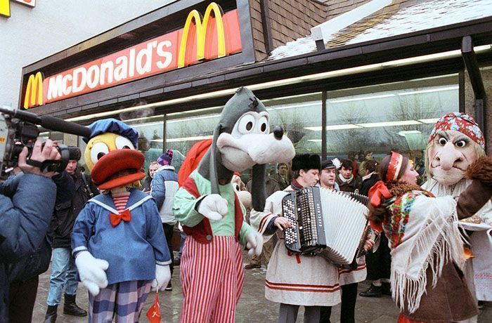 Le premier McDonald's de Moscou a ouvert ses portes en 1990, et ces 27 photos montrent à quel point c'était insensé Le premier McDonald's de Moscou a ouvert ses portes en 1990, et ces 27 photos montrent à quel point c'était insensé