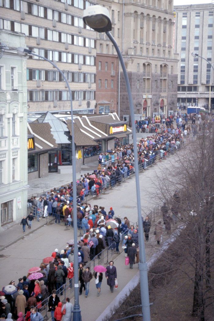 Le premier McDonald's de Moscou a ouvert ses portes en 1990, et ces 27 photos montrent à quel point c'était insensé Le premier McDonald's de Moscou a ouvert ses portes en 1990, et ces 27 photos montrent à quel point c'était insensé