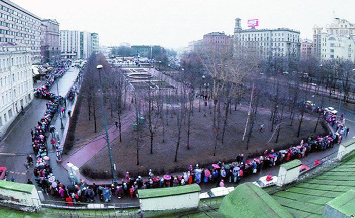 Le premier McDonald's de Moscou a ouvert ses portes en 1990, et ces 27 photos montrent à quel point c'était insensé Le premier McDonald's de Moscou a ouvert ses portes en 1990, et ces 27 photos montrent à quel point c'était insensé
