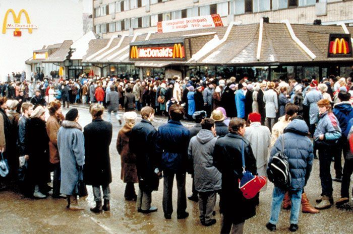 Le premier McDonald's de Moscou a ouvert ses portes en 1990, et ces 27 photos montrent à quel point c'était insensé Le premier McDonald's de Moscou a ouvert ses portes en 1990, et ces 27 photos montrent à quel point c'était insensé