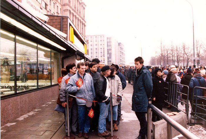 Le premier McDonald's de Moscou a ouvert ses portes en 1990, et ces 27 photos montrent à quel point c'était insensé Le premier McDonald's de Moscou a ouvert ses portes en 1990, et ces 27 photos montrent à quel point c'était insensé