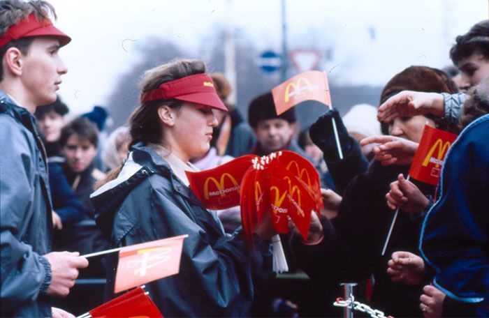 Le premier McDonald's de Moscou a ouvert ses portes en 1990, et ces 27 photos montrent à quel point c'était insensé Le premier McDonald's de Moscou a ouvert ses portes en 1990, et ces 27 photos montrent à quel point c'était insensé