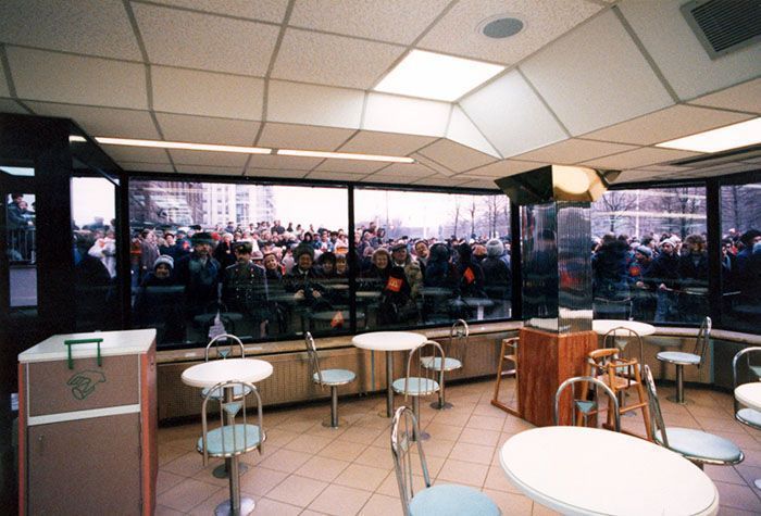 Le premier McDonald's de Moscou a ouvert ses portes en 1990, et ces 27 photos montrent à quel point c'était insensé Le premier McDonald's de Moscou a ouvert ses portes en 1990, et ces 27 photos montrent à quel point c'était insensé