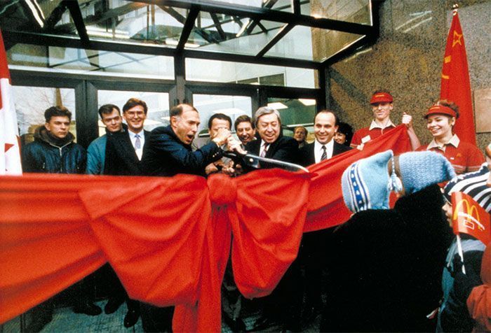 Le premier McDonald's de Moscou a ouvert ses portes en 1990, et ces 27 photos montrent à quel point c'était insensé Le premier McDonald's de Moscou a ouvert ses portes en 1990, et ces 27 photos montrent à quel point c'était insensé